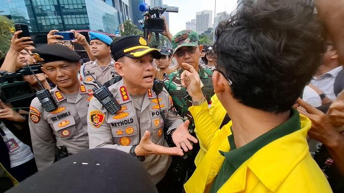 AKSI DEMO - Massa mahasiswa dari Universitas Indonesia (UI) berdebat dengan Kapolres Metro Jakarta Pusat Kombes Reynold EP Hutagalung setelah mobil komando (mokom) dilarang dipakai di kawasan UOB, Thamrin, Jakarta Pusat pada Selasa (18/8/2026) siang.