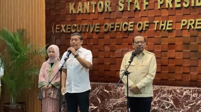 AM PUTRANTO KENA RESHUFFLE - AM Putranto)kiri) resmi menyerahkan jabatan Kepala Staf Kepresidenan kepada Muhammad Qodari(kanan) di Gedung Bina Graha, Istana Kepresidenan, Jakarta, Kamis (18/9/2025).

Sebelumnya Qodari telah dilantik Presiden Prabowo Subianto sebagai Kepala Staf Kepresidenan di Istana Negara Jakarta pada Rabu 17 September 2025. Dalam acara Sertijab tersebut, AM Putranto mengucapkan terimakasih kepada jajaran Kantor Staf Presiden. Air matanya menetes saat menyampaikan ucapan tersebut.