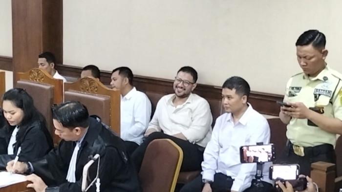 AMMAR ZONI CENGENGESAN - Ammar Zoni tampak cengengesan mendengar kesaksian polisi yang memeriksanya untuk kasus ini di awal. Di Pengadilan Negeri Jakarta Pusat, Kamis (15/1/2026).