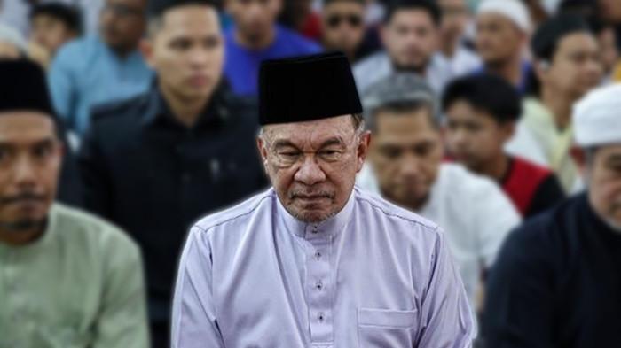 ANWAR IBRAHIM Perdana Menteri Malaysia Anwar Ibrahim saat mendengarkan khutbah salat Jumat di Masjid Ar-Rahimah Taman Greenwood Jumat (30/1/2026)