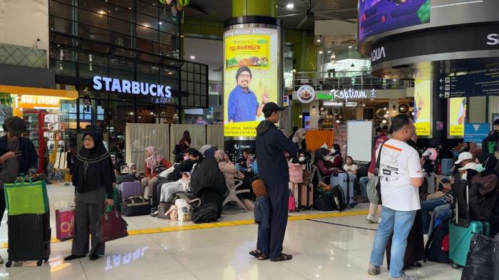 ARUS MUDIK - Situasi Stasiun Gambir, Jakarta Pusat pada H-3 Lebaran, Rabu (18/3/2026). Pada rentang 14 hingga 18 Maret 2026, jumlah penumpang KA jarak jauh dari wilayah Daop 1 Jakarta tercatat konsisten menembus angka 50 ribu orang per hari.