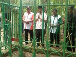 Aziz Ziarahi Makam Keluarga Kahar Mudzakkar di Bone