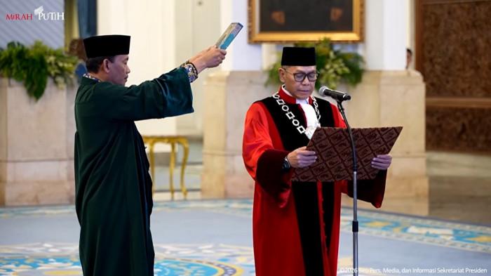DILAPORKAN LAGI - Adies Kadir mengucap sumpah saat pelantikan hakim MK di Istana Negara, KAmis (5/2/2026).
