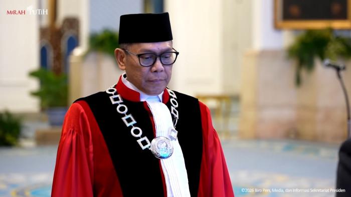 PELANTIKAN ADIES KADIR - Usai dilantik menjadi Hakim MK yang baru, Adies Kadie menyatakan komitmennya untuk tidak terlibat dalam perkara-perkara yang dianggap terdapat conflict of interest dengan dirinya. Termasuk di antaranya, jika ada perkara yang berkaitan dengan sengketa atau kasus dari Partai Golkar.