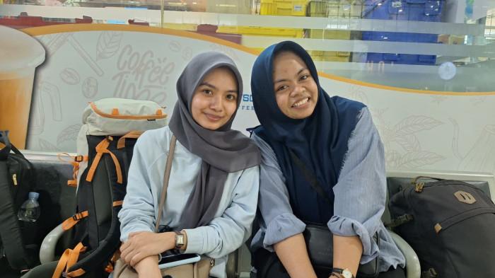 Aeni dan Trisian di Stasiun Gambir, Jakarta Pusat, Rabu (17/3/2026)