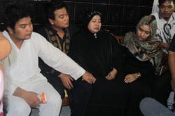 Kakak Afriyani Pakai Topi dan Kacamata saat Keluar Rumah