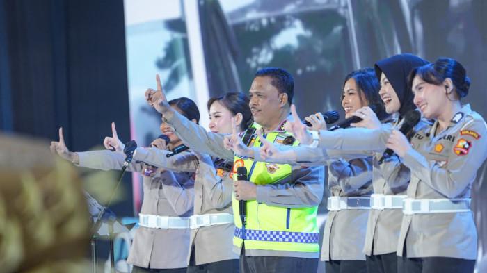 TAGLINE OPERASI KETUPAT 2026 - Kakorlantas Irjen Pol Agus Suryonugroho meluncurkan tagline Operasi Ketupat 2026 “Mudik Aman, Keluarga Bahagia” lewat lagu Mudik Tertib Ojo Kesusu di Menara Bank Mega, pada Selasa (3/3/2026).