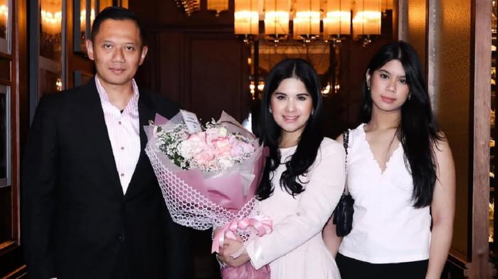 AHY ANISA ALMIRA - Agus Yudhoyono merayakan hari pernikahan ke-20 tahun bersama Annisa Pohan ditemani Almira