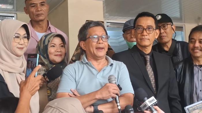 IJAZAH JOKOWI - Ahli filsafat Rocky Gerung menghadiri pemeriksaan sebagai saksi ahli meringankan yang diajukan oleh tersangka klaster kedua dalam kasus tudingan ijazah palsu Presiden ke-7 RI Joko Widodo, yakni Roy Suryo Cs, di Mapolda Metro Jaya, Jakarta Selatan, Selasa (27/1/2026). (Tribunnews.com/Reynas Abdila)