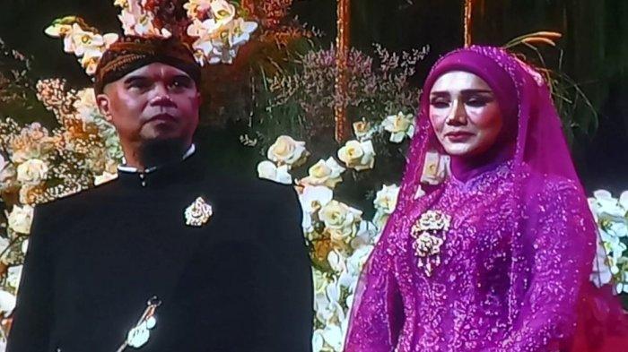 RESEPSI PERNIKAHAN AL GHAZALI - Ahmad Dhani dan sang istri Mulan Jameela di pelaminan pernikahan Al Ghazali dan Alyssa Daguise, yang digelar di Jakarta Convention Center (JCC), Senayan, Jakarta Pusat, pada Kamis (19/6/2025) malam.