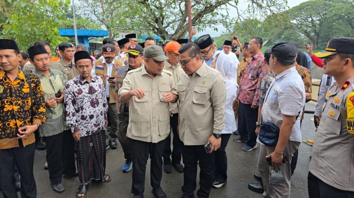 JEMBATAN TERPUTUS - Ketua MPR RI, Ahmad Muzani, meninjau langsung kondisi jembatan Ekoproyo di Desa Pesayangan, Kecamatan Talang, Kabupaten Tegal, Jawa Tengah, Senin (16/2/2026), yang terputus akibat luapan arus Sungai Gung. Ia memastikan penguatan tanggul di sisi kanan dan kiri sungai menjadi prioritas utama untuk mencegah kerusakan lebih lanjut. 