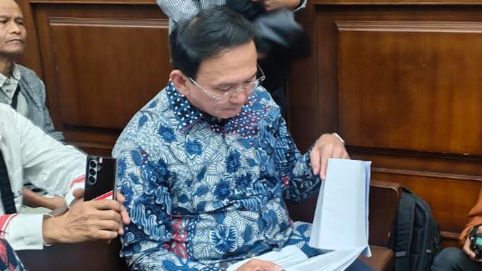 AHOK JADI SAKSI - Sidang kasus dugaan korupsi tata kelola minyak mentah dan produk kilang PT Pertamina (Persero), PN Tipikor Jakpus, pada Selasa (27/1/2026). Komisaris Utama (Komut) Pertamina periode 2019-2024, Basuki Tjahaja Purnama atau Ahok sedang membaca BAP yang dibawanya.