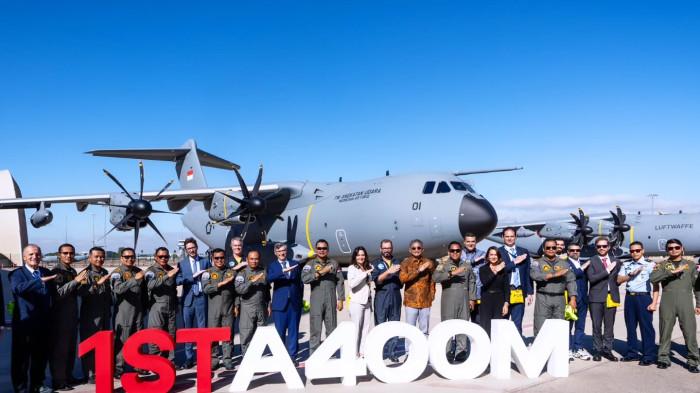 TERBANG FERRY - Pesawat Airbus A400M pesanan Pemerintah Indonesia dari Airbus untuk memperkuat kemampuan angkutan logistik udara TNI AU. Pesawat ini terbang ferry dari Bandara Sevilla di Spanyol mulai Sabtu 1 November 2025 menuju Bandara Halim Perdanakusuma di Jakarta dengan transit di Uni Emirat Arab dan Bandara Kualanamo di Sumatera Utara.
