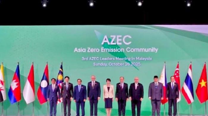 PASAR KARBON - Menteri Koordinator Bidang Perekonomian Airlangga Hartarto bersama pemimpin dari sejumlah negara saat menghadiri Asia Zero Emission Community (AZEC) ke-3 di Kuala Lumpur, Malaysia, Minggu (26/10/2025).