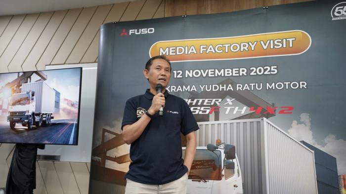 BANGUN EKOSISTEM - Direktur Sales & Marketing Division PT Kramayudha Tiga Berlian Motors (KTB) Aji Jaya memaparkan perkembangan bisnis KTB di acara Mitsubishi Fuso Factory Visit di kawasan Pulogadung, Jakarta Timur, Rabu, 12 November 2025.