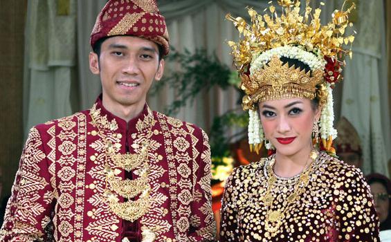 Tamu Dapat Suvenir Tas Palembang