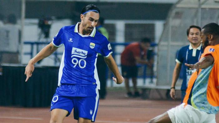 PERSIB VS RATCHABURI - Aksi pemain Persib, Andrew Jung (jersey biru) saat melawan Ratchaburi FC di leg kedua perempat final AFC Champions League Two 2025/2026 di Stadion Bandung Lautan Api pada Rabu (18/2/2026) malam WIB.