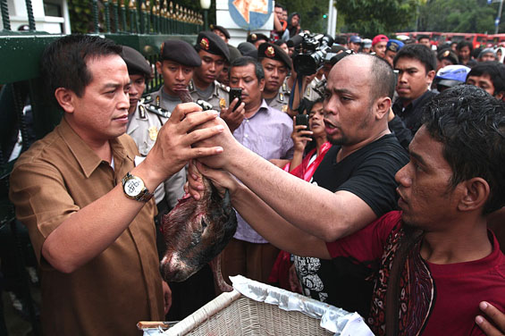 Rakyat Disuruh Bayar Utang Koruptor