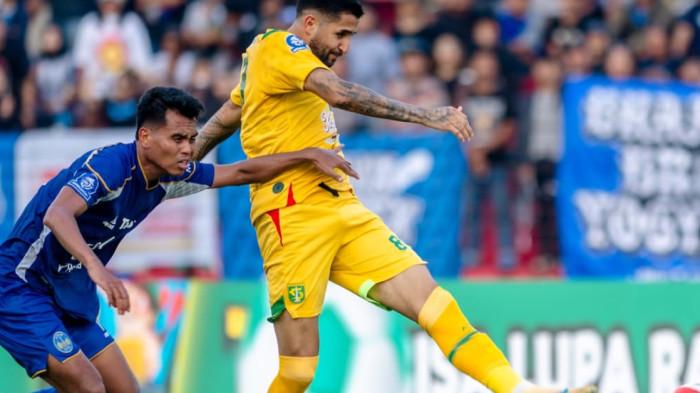 Aksi Bruno Paraiba pada laga PSIM vs Persebaya
