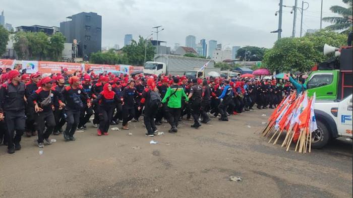 AKSI BURUH - Elemen buruh yang menggelar aksi di depan Gedung DPR-MPR RI, Jakarta, Kamis (15/1/2026). Tampak para buruh mengisi waktu pergantian orator dengan melakukan joget bersama. Aksi buruh ini sebagai bentuk protes terhadap kebijakan Upah Minimum Provinsi (UMP) 2026, khususnya UMP di DKI Jakarta dan Upah Minimum Sektoral Kabupaten/Kota (UMSK) Jawa Barat, yang dinilai belum mencerminkan kebutuhan hidup layak pekerja. (Tribunnews.com/Reza Deni)