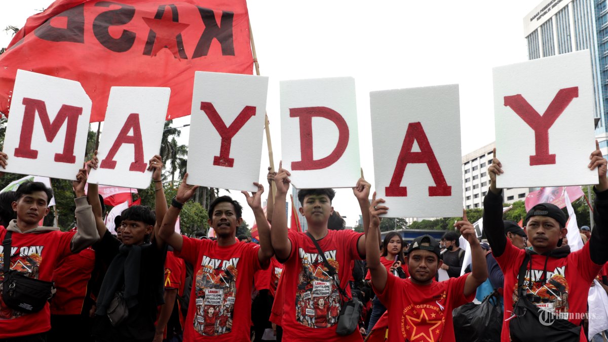 AKSI HARI BURUH - Pengunjuk rasa mengikuti aksi memperingati Hari Buruh Internasional atau May Day 2026 di depan gedung DPR RI, Jakarta, Jumat (1/5/2026). Pada aksinya mereka menuntut adanya pengesahan RUU Ketenagakerjaan, penghapusan outsourching, dan penolakan upah murah. TRIBUNNEWS/IRWAN RISMAWAN