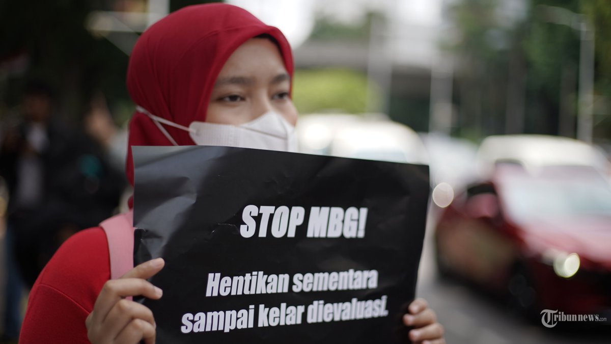 HENTIKAN MBG - Massa aksi yang terdiri dari berbagai organisasi perempuan, seperti Suara Ibu Indonesia, Seruni, Aliansi Ibu Indonesia, dan HERizon menggelar demonstrasi di depan kantor Badan Gizi Nasional (BGN) Jakarta Pusat, Rabu (15/10/2025). Aksi demo yang dikemas dengan tema piknik ini menuntut penghentian sementara program MBG dan mendesak pemerintah melakukan evaluasi total terhadap pelaksanaannya. Desakan ini dilatarbelakangi banyaknya anak-anak sekolah yang mengalami keracunan usai menyantap makanan yang menjadi program andalan dari Presiden Prabowo Subianto. TRIBUNNEWS/HERUDIN