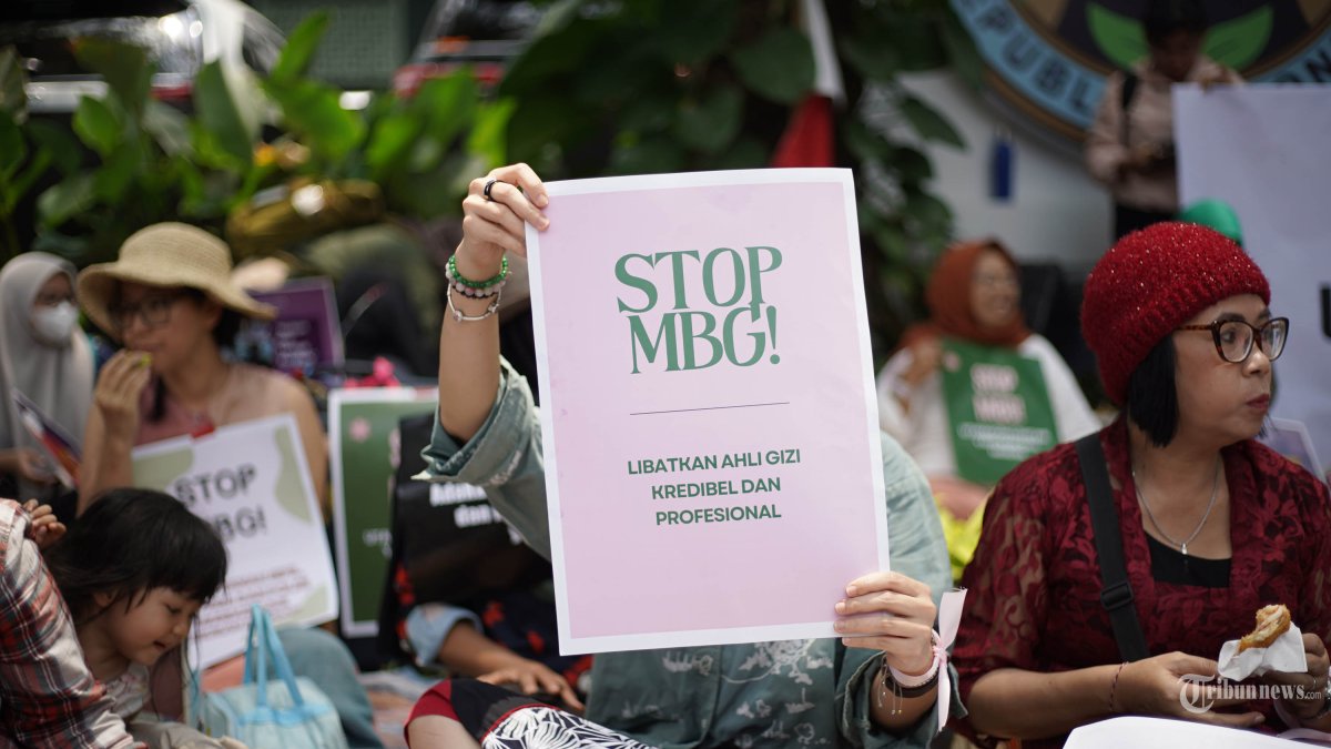 HENTIKAN MBG - Massa aksi yang terdiri dari berbagai organisasi perempuan, seperti Suara Ibu Indonesia, Seruni, Aliansi Ibu Indonesia, dan HERizon menggelar demonstrasi di depan kantor Badan Gizi Nasional (BGN) Jakarta Pusat, Rabu (15/10/2025). Aksi demo yang dikemas dengan tema piknik ini menuntut penghentian sementara program MBG dan mendesak pemerintah melakukan evaluasi total terhadap pelaksanaannya. Desakan ini dilatarbelakangi banyaknya anak-anak sekolah yang mengalami keracunan usai menyantap makanan yang menjadi program andalan dari Presiden Prabowo Subianto. TRIBUNNEWS/HERUDIN