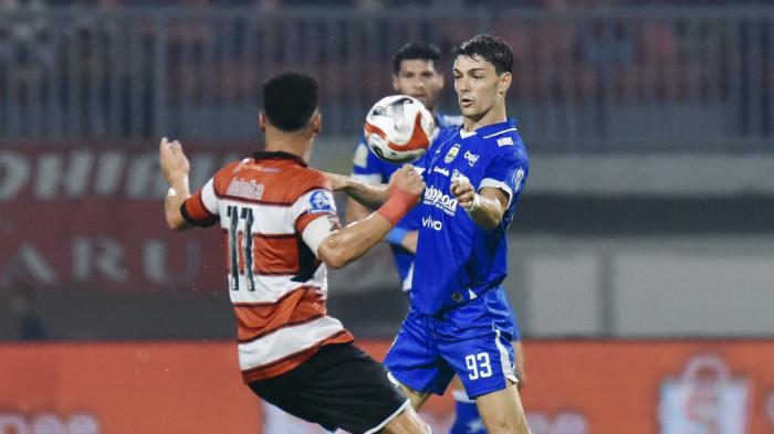 BERDUEL - Aksi bek Persib Bandung, Federico Barba (kanan) saat berduel dengan penyerang Madura United, Lulinha (kiri) pada pertandingan pekan ke-14 Super League di Stadion Gelora Ratu Pamelingan, Minggu (30/11/2025) malam WIB.