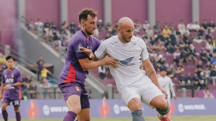 BEDUEL - Aksi duel Persik Kediri vs PSM Makassar di Stadion Brawijaya, Kediri pada pekan ke-10 Super League, Sabtu (25/10/2025) sore WIB. Duel Persik vs PSM berakhir dengan skor imbang 1-1.