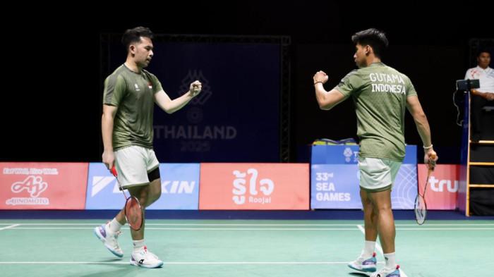 JUARA UMUM - Aksi ganda putra Indonesia, Sabar Karyaman Gutama/Moh Reza Pahlevi Isfahani saat mampu menembus semifinal badminton SEA Games 2025, pada Sabtu (13/12/2025). Sabar/Reza berhasil menyabet medali emas serta membawa Indonesia meraih juara umum di SEA Games 2025