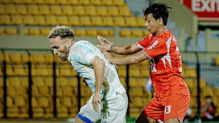 BERDUEL - Aksi gelandang PSIM Yogyakarta, Ze Valente (kiri) saat berduel melawan pemain Persijap Jepara pada pekan ke-15 Super League di Stadion Gelora Bumi Kartini, pada Selasa (23/12/2025) malam WIB.