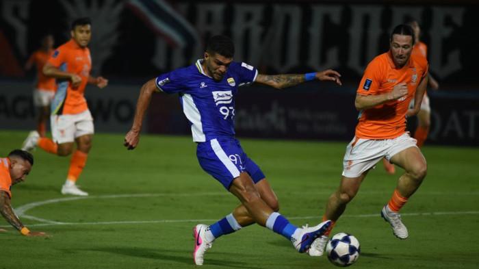 BERDUEL - Aksi gelandang Persib Bandung, Berguinho saat melawan Ratchaburi FC di laga leg pertama babak 16 besar AFC Champions League Two (ACL 2), di Stadion Ratchaburi, Thailand, Rabu (11/2/2026) malam WIB.