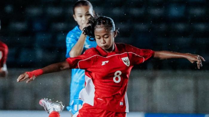 TIMNAS PUTRI - Aksi gelandang Timnas Putri U20 Indoneisa, Shifana Rizka Nadhifa saat melawan India di Kualifikasi Piala Asia U20 Wanita 2026, pada Rabu (6/8/2025) malam WIB.