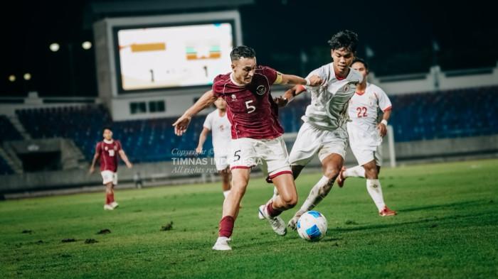 GAGAL LOLOS - Aksi gelandang Timnas U22 Indonesia, Ivar Jenner (kiri) saat berduel dengan pemain Myanmar pada laga pamungkas Grup C sepak bola putra SEA Games 2025 di Stadion 700th Anniversary, Chiangmai, Thailand, Jumat (12/12/2025) malam. Garuda gagal lolos ke semifinal meski menang 3-1 atas Myanmar.