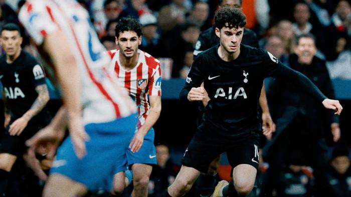 BERDUEL - Aksi gelandang Tottenham Hotspur, Archie Gray (kanan) dalam pertandingan melawan Atletico Madrid leg pertama babak 16 besar Liga Champions di Stadion Wanda Metropolitano, Rabu (11/3/2026) dini hari WIB.