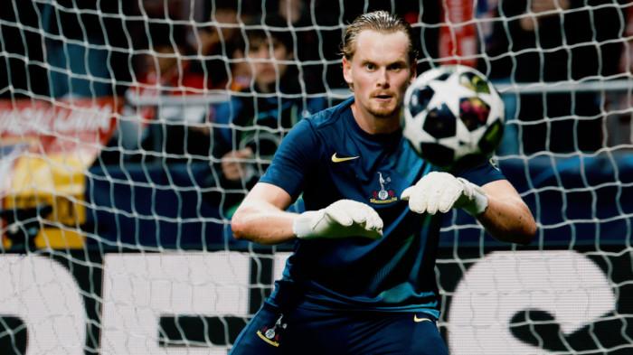 MENANGKAP BOLA - Aksi kiper Tottenham Hotspur, Antonin Kinsky dalam pertandingan melawan Atletico Madrid leg pertama babak 16 besar Liga Champions di Stadion Wanda Metropolitano, Rabu (11/3/2026) dini hari WIB.
