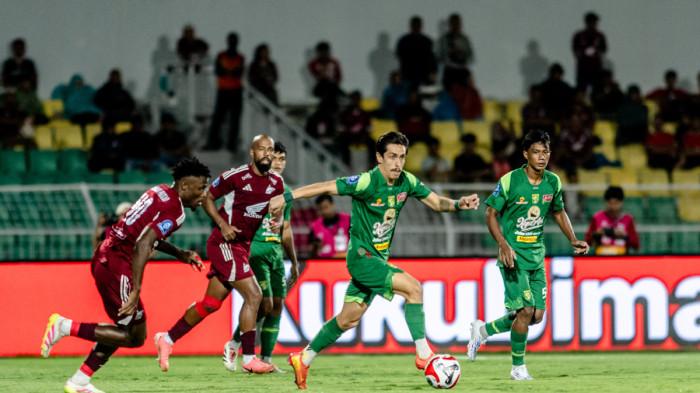 PSM VS PERSEBAYA - Aksi pemain Persebaya Surabaya, Francisco Rivera (dua dari kanan) saat menghadapi PSM Makassar pada laga tunda pekan ke-4 Super League di Stadion B.J. Habibie Parepare, Sabtu (6/12/2025) malam WIB.