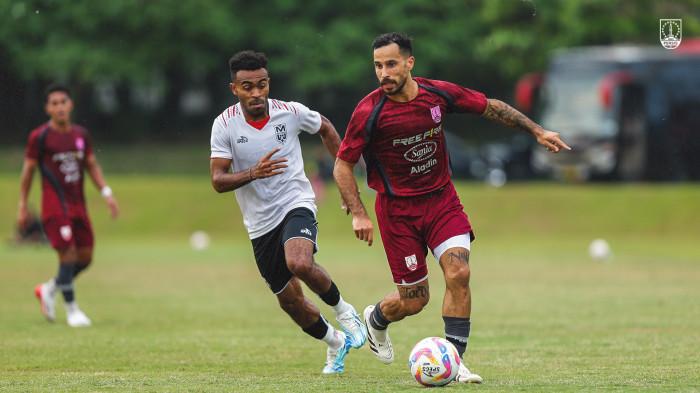 PERSIS VS MALUT - Aksi pemain Persis Solo, Jordy Tutuarima (kanan) saat melawan Malut United dalam pertandingan uji coba pramusim, pada Rabu (23/7/2025) sore. Persis berhasil menang 2-1 lewat brace Kodai Tanaka.