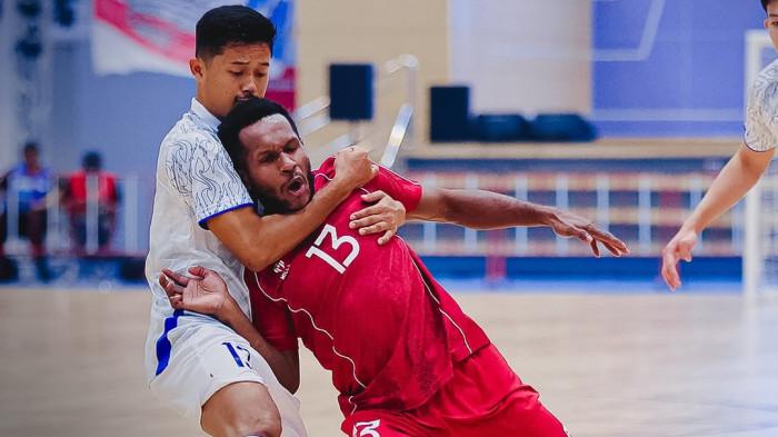 TIMNAS FUTSAL - Aksi pemain Timnas Futsal Indonesia, Brian Lindrey Ick (kanan) saat melawan Thailand pada pertandingan pamungkas SEA Games 2025, Jumat (19/12/2025) malam WIB.