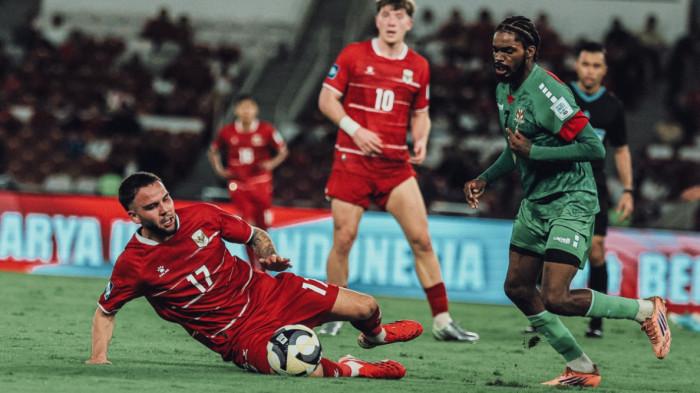 BERDUEL - Aksi pemain Timnas Indonesia, Calvin Verdonk hendak menyapu bola saat menghadapi Saint Kitts and Nevis pada laga semifinal FIFA Series 2026, Jumat (27/3/2026). Timnas Indonesia berhasil menang telak 4-0.