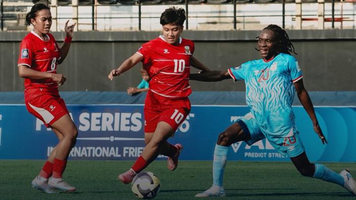 BERDUEL - Aksi pemain Timnas Putri Indonesia, Sheva Imut (tengah) saat menghadapi RD Kongo pada pertandingan semifinal FIFA Series 2026, Minggu (12/4/2026) sore WIB.
