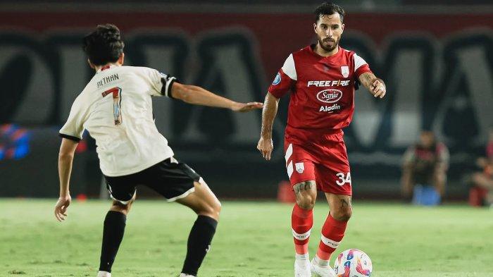 Aksi pemain anyar Persis Solo, Jordy Tutuarima saat melawan PSM Makassar pada pekan ke-18 Liga 1, Senin (13/1/2025) malam WIB.