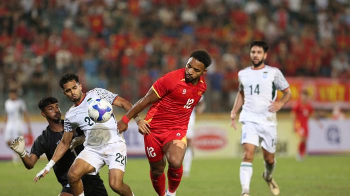 BERDUEL - Aksi pemain naturalisasi Vietnam, Nguyen Xuan Son alias Rafaelson dalam pertandingan persahabatan antara Vietnam vs Bangladesh, pada Kamis (26/3/2026) malam WIB. Vietnam berashil menang telak 3-0.