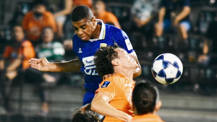 BERDUEL - Aksi penyerang Persib Bandung, Uilliam Barros saat melawan Ratchaburi FC di laga leg pertama babak 16 besar AFC Champions League Two (ACL 2), di Stadion Ratchaburi, Thailand, Rabu (11/2/2026) malam WIB.