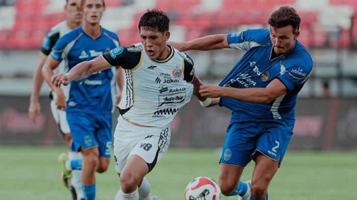 BERDUEL - Aksi penyerang Persija Jakarta, Eksel Runtukahu (kiri) saat menghadapi PSIM Yogyakarta pada pekan ke-29 Super League di Stadion I Wayan Dipta, Gianyar, Bali, Rabu (22/4/2026) sore WIB. Duel PSIM vs Persija imbang 1-1.