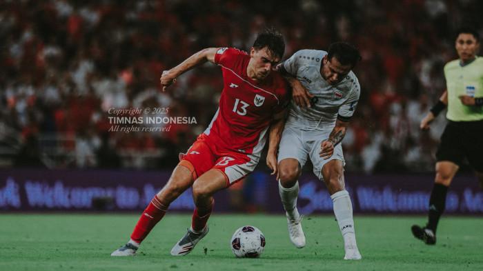 BERDUEL - Aksi penyerang Timnas Indonesia, Mauro Zijlstra (kiri) saat berduel dengan pemain Irak pada laga kedua Grup B ronde keempat Kualifikasi Piala Dunia 2026 Zona Asia di Stadion King Abdullah Sports City, Jeddah, pada Minggu (12/10/2025) dini hari WIB. Timnas Indonesia resmi tersingkir setelah kalah tipis 0-1.