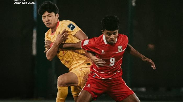 BERUDEL - Aksi penyerang Timnas U17 Indonesia, Chico Jericho saat menghadapi China pada pertandingan perdana Grup A Piala Asia U17 2026 di King Abdullah Sports City Traing Stadium (Pitch A), Jeddah, Rabu (6/5/2026) dini hari WIB.