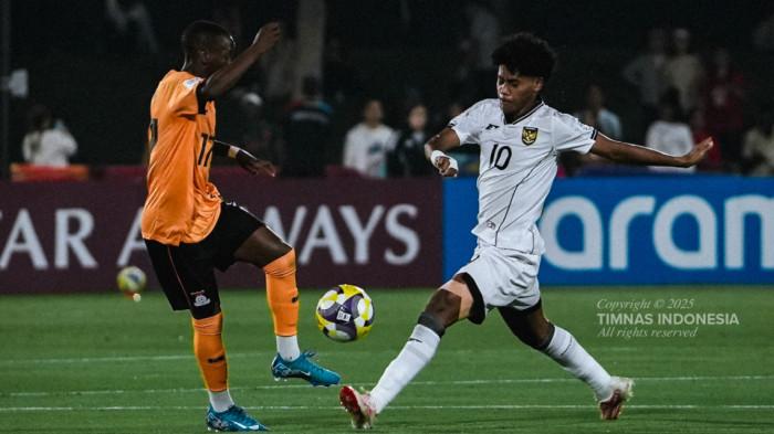 PIALA DUNIA U17 - Aksi penyerang Timnas U17 Indonesia, Fadly Alberto (kanan) saat menghadapi Zambia pada matchday perdana Grup H Piala Dunia U17 2025 di Lapangan 7 Aspire Zone, Al Rayyan, Qatar, Selasa (4/11/2025) malam WIB. (Foto: Dokumen PSSI)