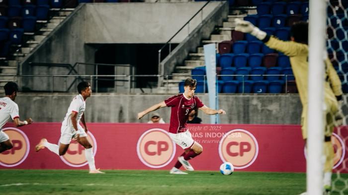 AKSI ZIJLSTRA - Aksi penyerang Timnas U22 Indonesia Mauro Zijlstra (dua dari kanan), saat melawan Myanmar pada pertandingan pamunghas Grup C SEA Games 2025 di Stadion 700th Anniversary Chiangmai, Thailand, Jumat (12/12/2025) malam WIB. Garuda gagal lolos meski menang 3-1.