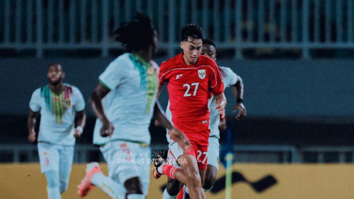 Aksi penyerang Timnas U22 Indonesia, Rafael Struik saat uji coba melawan Mali